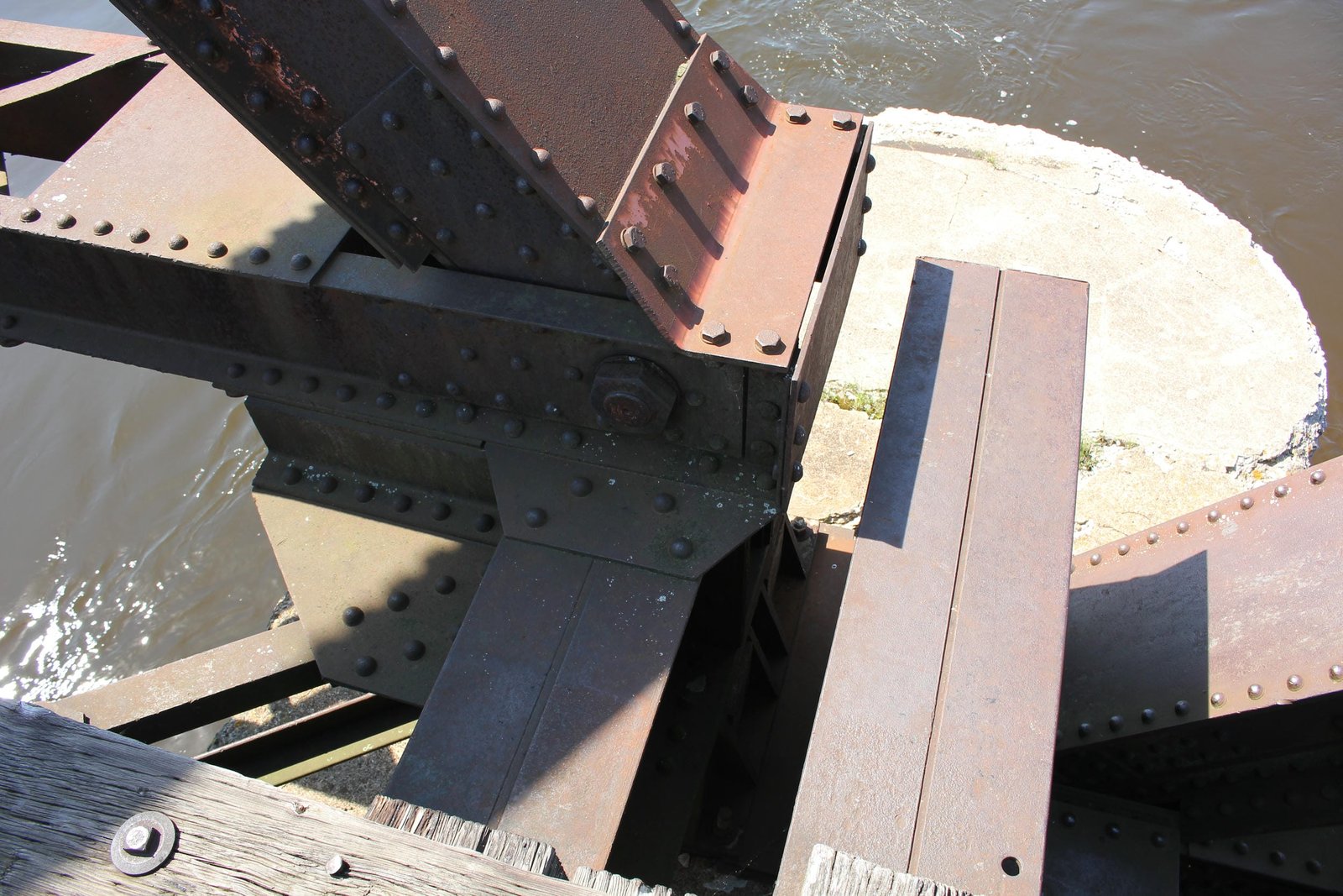 Lower angle connection, span #9